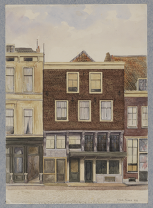30734 Gezicht op enkele voorgevels van huizen aan de zuidzijde van de Neude te Utrecht met in het midden het huis nr. 35.